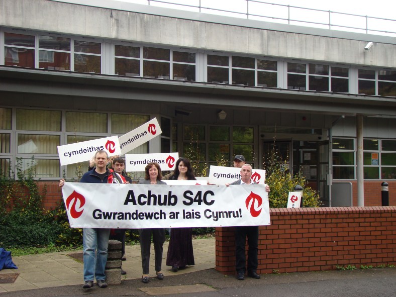 Jill with Cymdeithas supporters